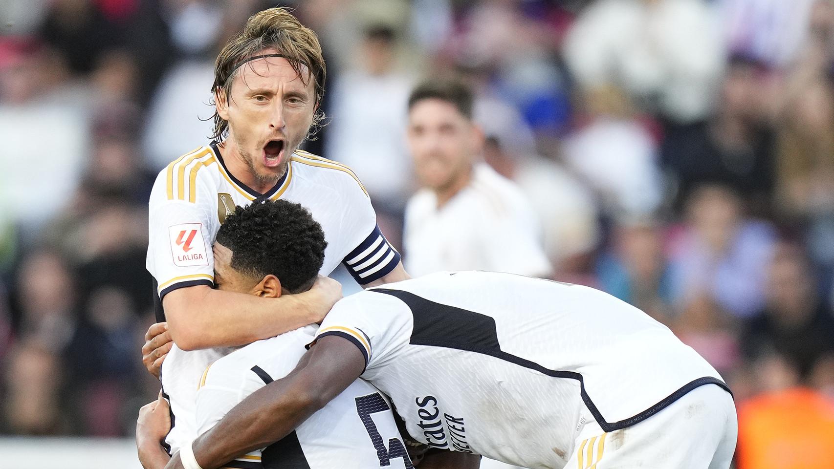 El peor control de la historia de Modric decide el clásicoLuka Modric abraza a Bellingham tras su asistencia en el clásico