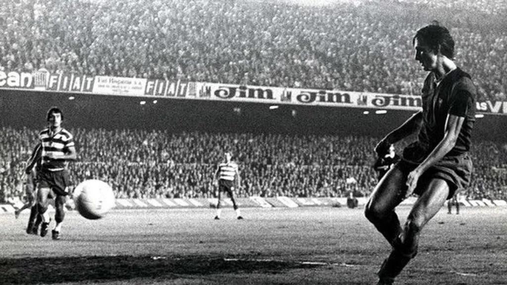 Johan Cruyff marca un gol ante el Granada