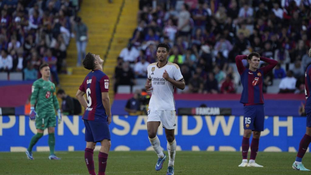 Jude Bellingham celebra un gol en el clásico ante los lamentos de Gavi y Christensen