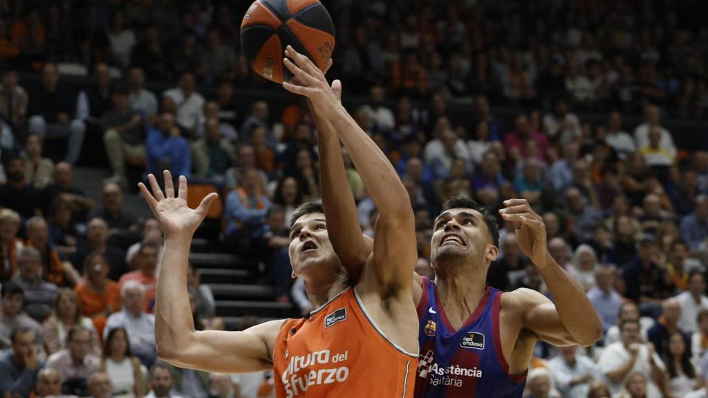 Oscar Da Silva lucha por un balón con Jaime Pradilla