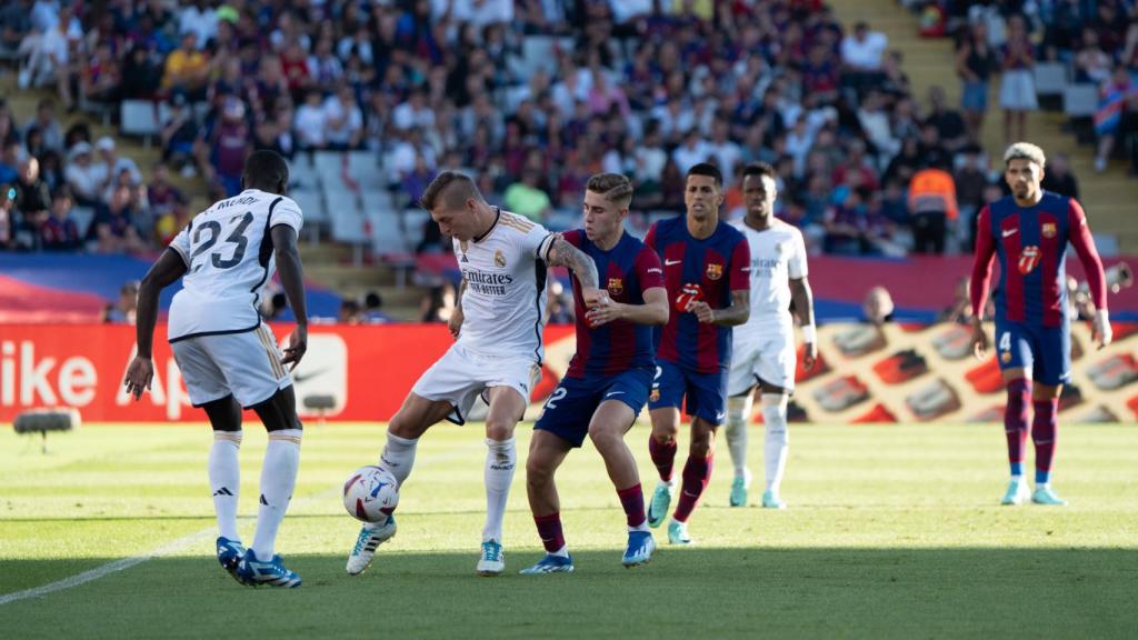 Fermin Lopez y Joao Cancello en el clásico Barça - Real Madrid