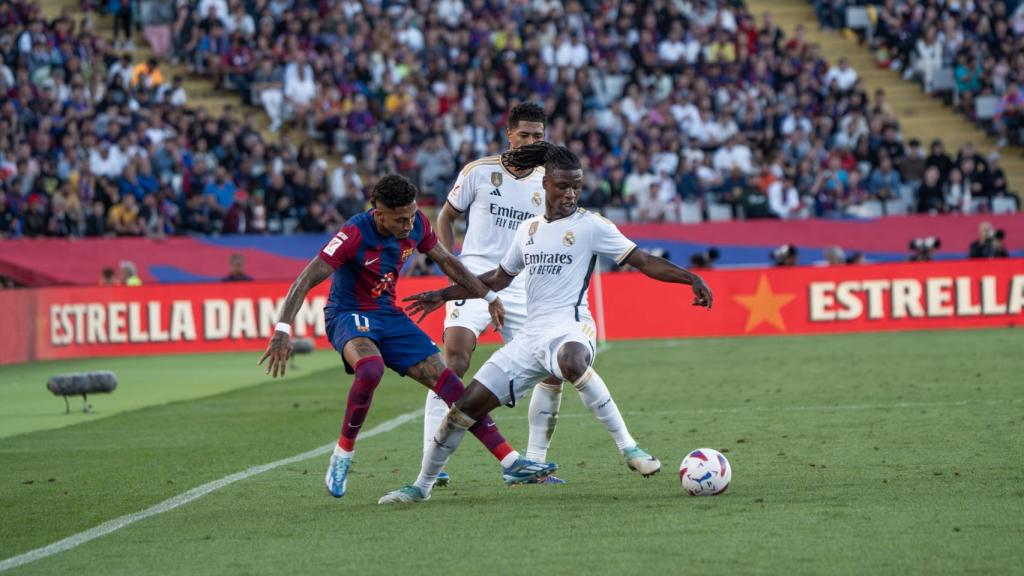 Raphinha y Camavinga en el clásico Barça - Real Madrid