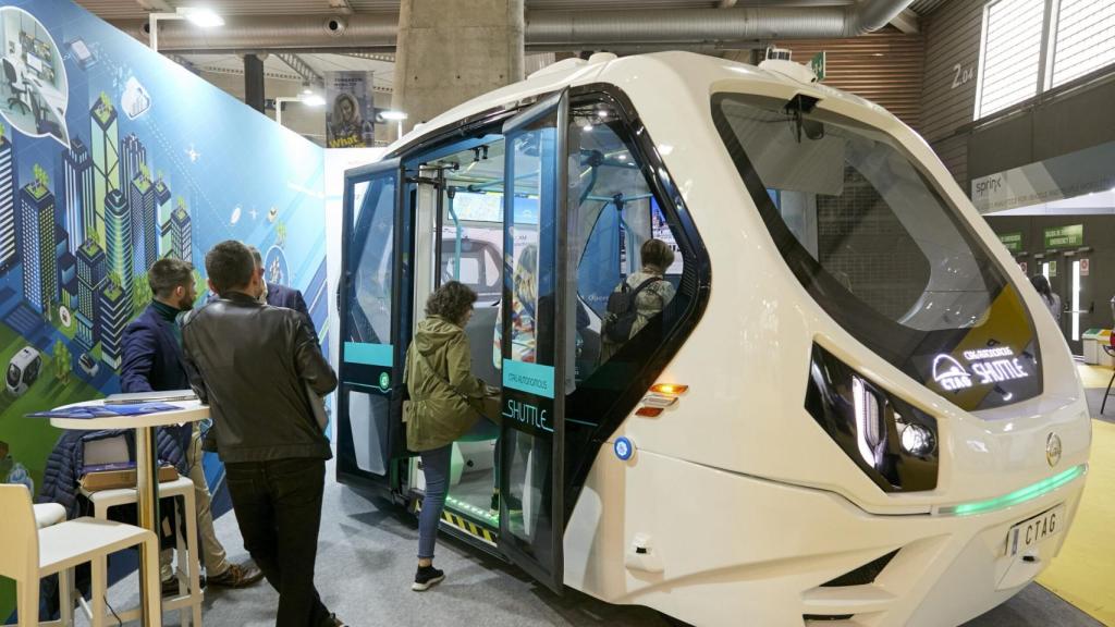 Imagen de un medio de transporte público sostenible y tecnológico