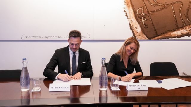 La teniente de alcalde Maria Eugènia Gay y el consejero delegado de Aigües de Barcelona, Felipe Campos