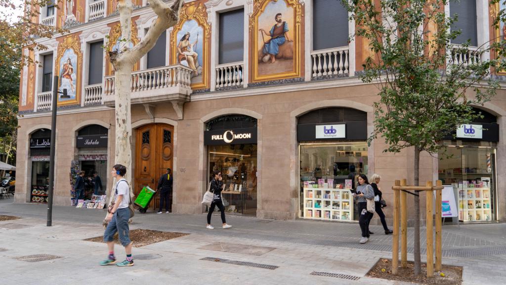Esquina con comercios de Consell de Cent con Roger de Llúria