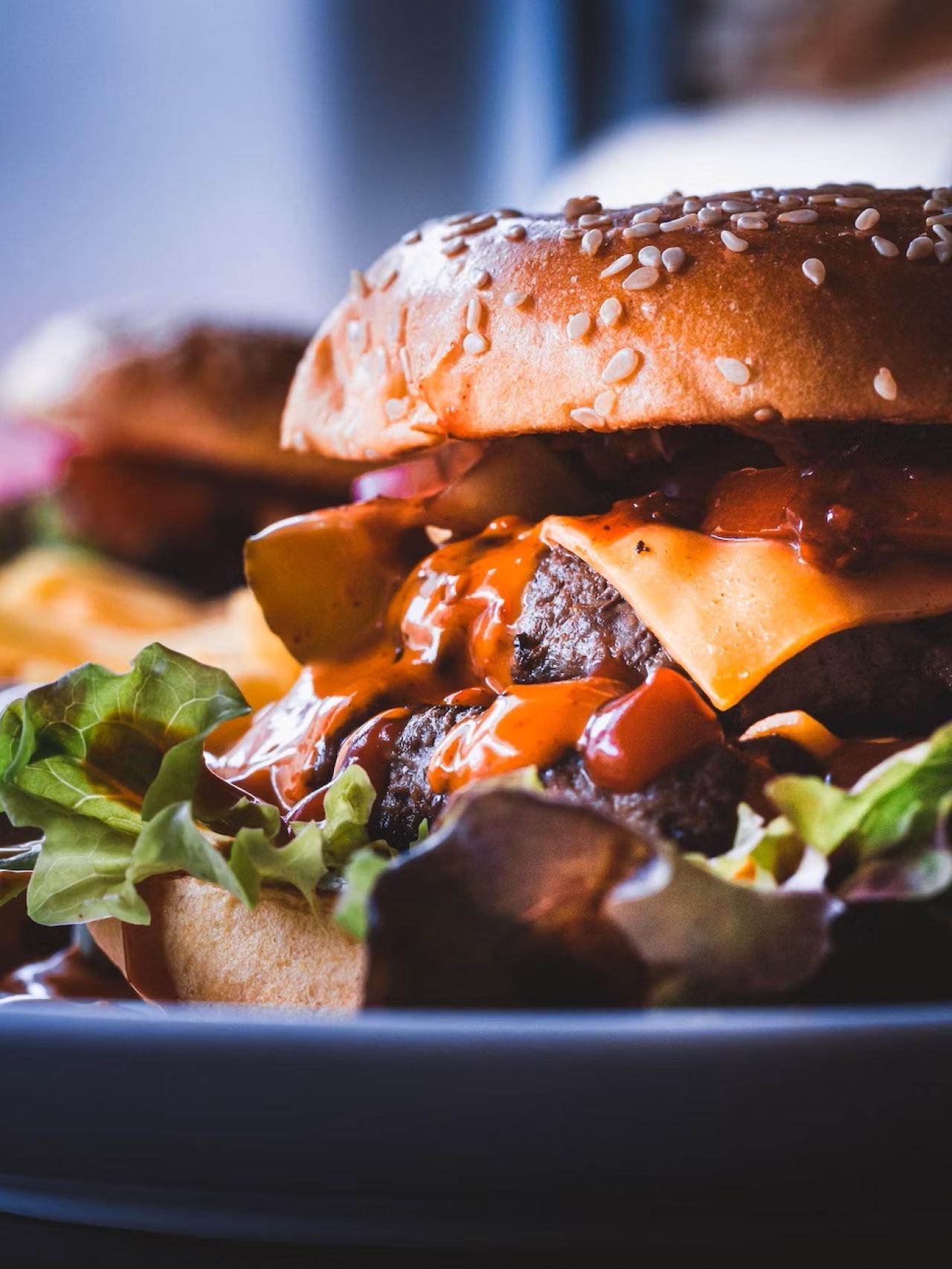Una hamburguesa servida en plato