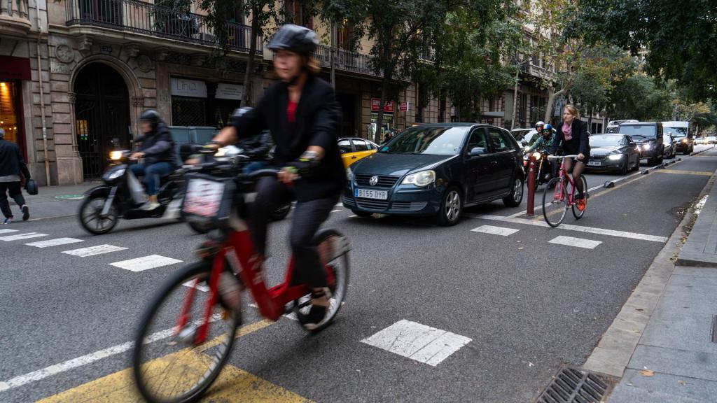 Ciclistes circulant pel carrer València