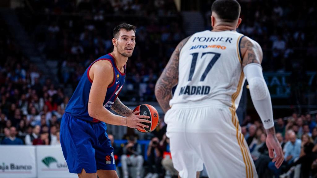 Willy Hernangómez, ante Vincent Poirier en el clásico de Euroliga