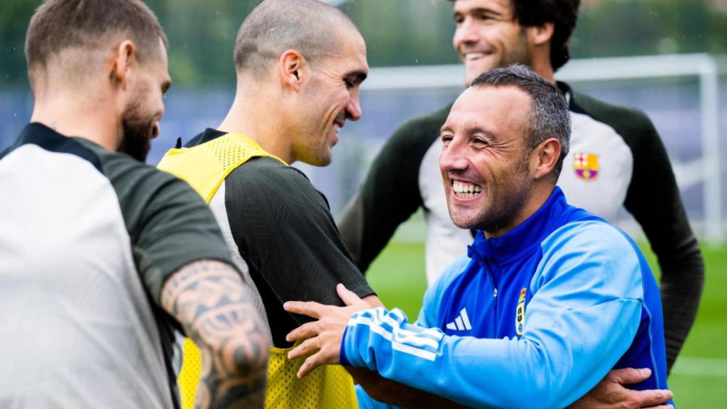 Santi Cazorla se saluda con los jugadores del Barça