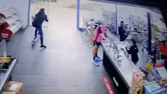 Un ladrón en el momento del robo del patinete en Sant Adrià