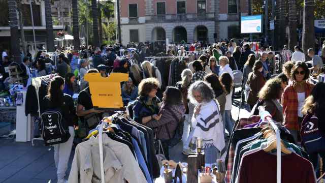 La plaza de la Iglesia de Castelldefels con paradas del mercadillo ‘MeRRRcafels’