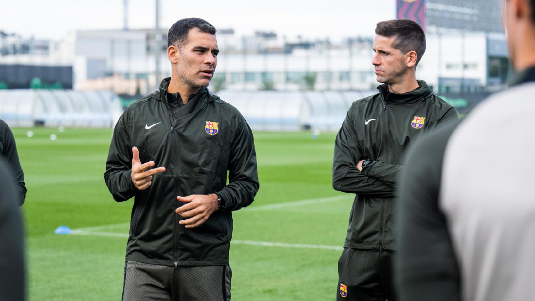 Rafa Márquez dirige un entrenamiento del filial del Barça en la Ciutat Esportiva