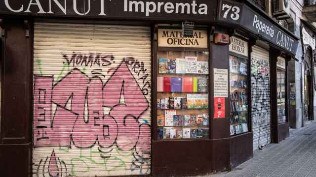 Persiana grafiteada de la Papereria Canut, en la Dreta del Eixample de Barcelona