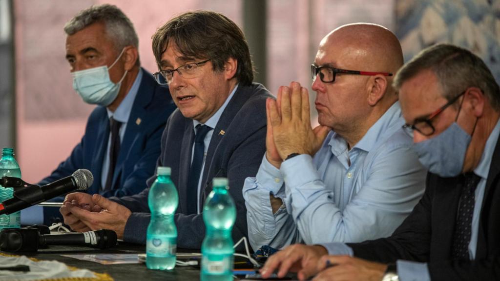 El expresidente de la Generalitat Carles Puigdemont, su abogado, Gonzalo Boye, y el jefe de la Oficina de Carles Puigdemont, Josep Lluís Alay, en una rueda de prensa a 25 de septiembre de 2021, en L’Alguer, Cerdeña (Italia)
