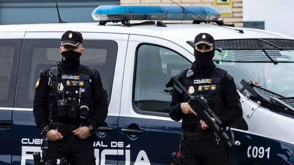 Dos agentes de Policía Nacional en un operativo anterior