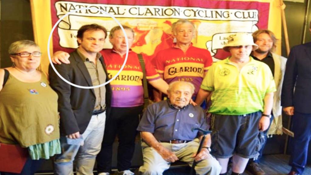 Jaume Asens (círculo blanco), en la exposición de la Olimpíada Popular que pagó Open Camp