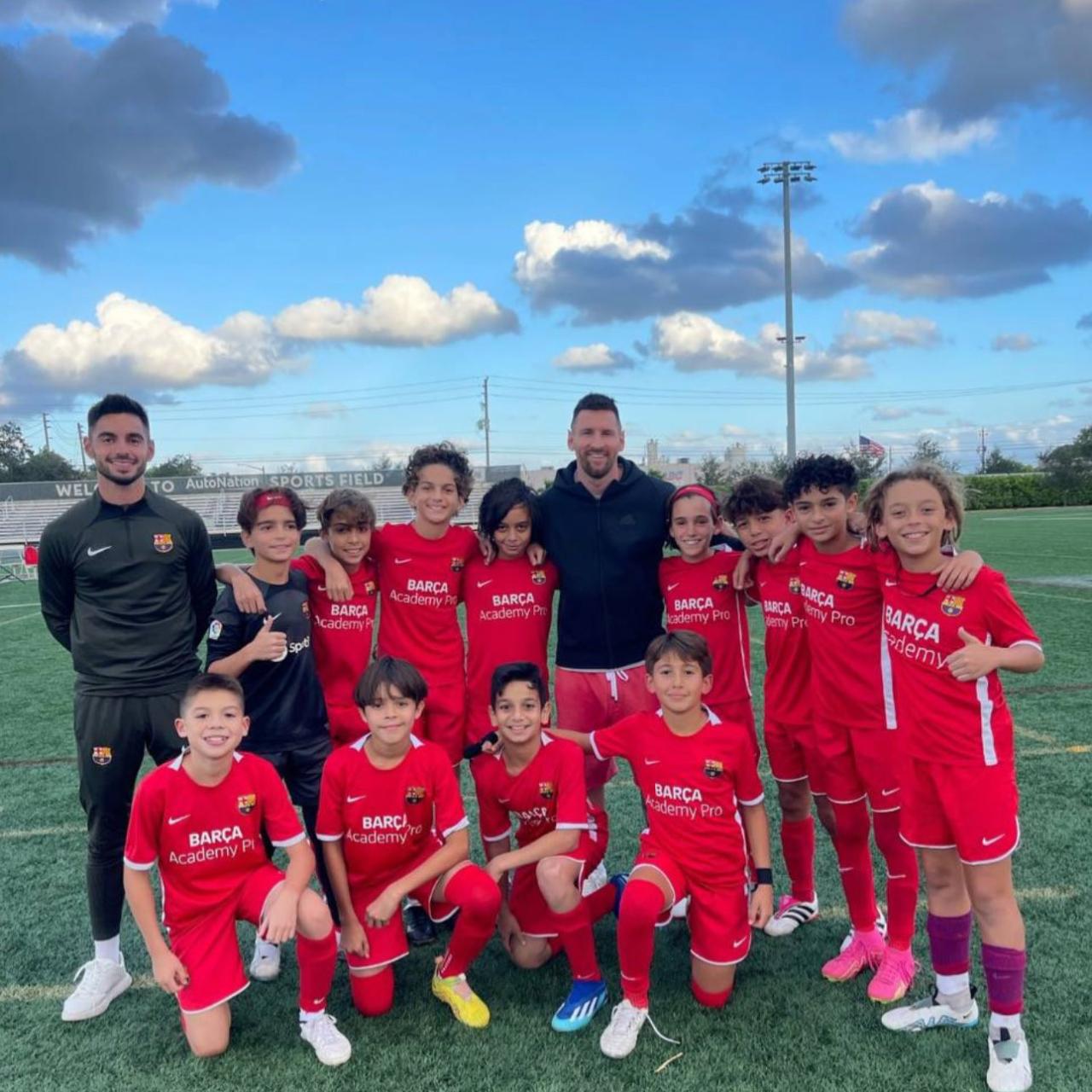 Messi acompaña a los jugadores de la Barça Academy Pro Miami