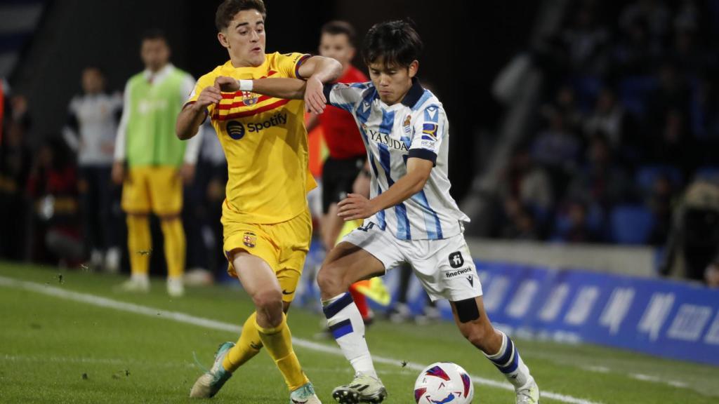 Gavi, intentando frenar a Take Kubo en la banda