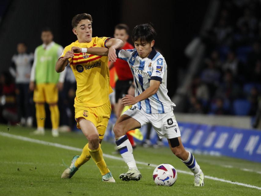 Gavi, intentando frenar a Take Kubo en la banda