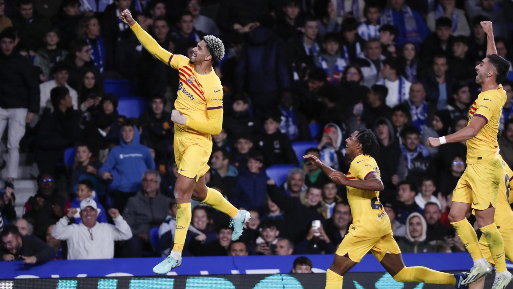 El FC Barcelona, celebrando el gol de la victoria en Anoeta