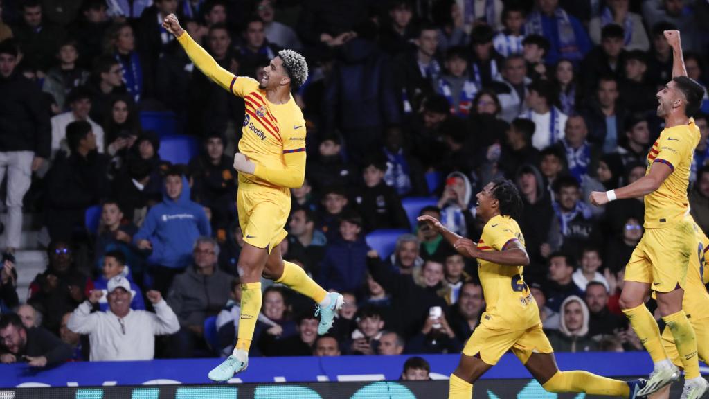 El FC Barcelona, celebrando el gol de la victoria en Anoeta