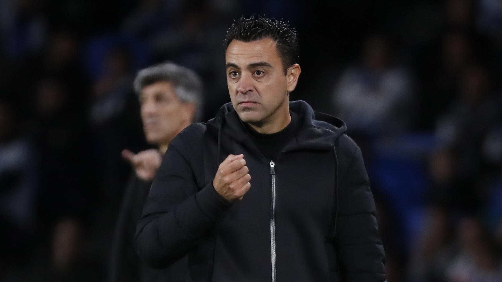 Xavi, visiblemente preocupado por el rendimiento del Barça en Anoeta