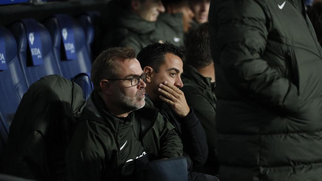 Xavi Hernández, junto a su hermano Óscar, analizando el partido del Barça en Anoeta