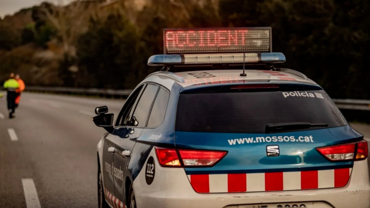 Vehicle dels Mossos al costat d’un accident de trànsit