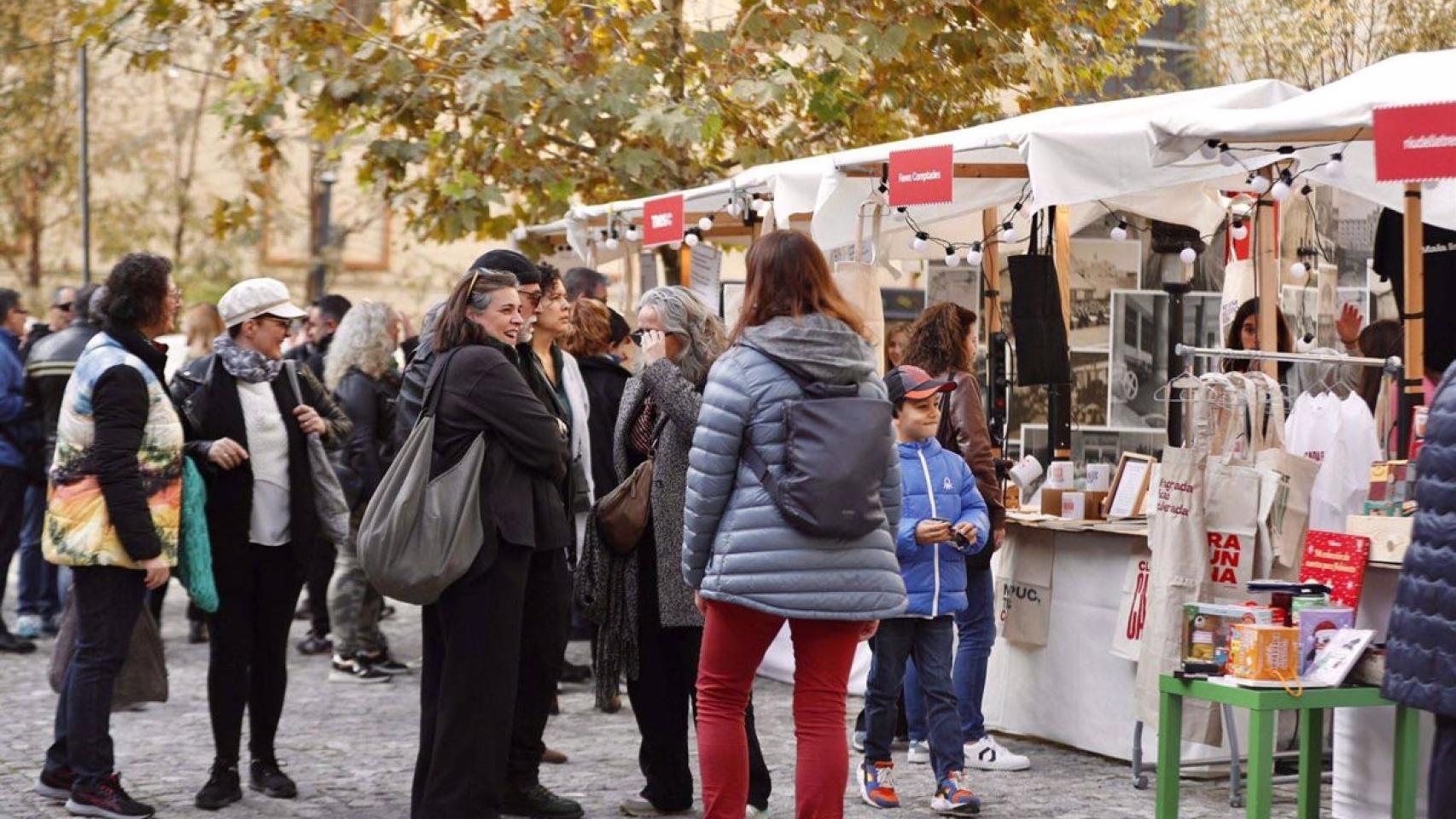 Dos personas hablan entre ellas