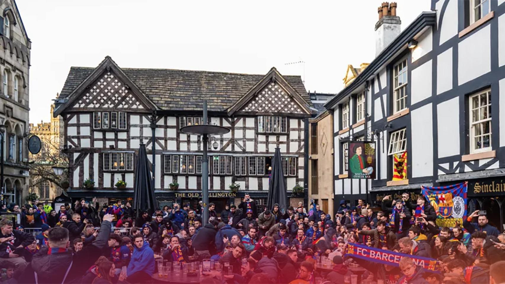 Peñistas alemanes apoyando al FC Barcelona antes de un partido