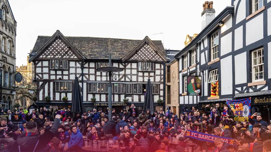 Peñistas alemanes apoyando al FC Barcelona antes de un partido