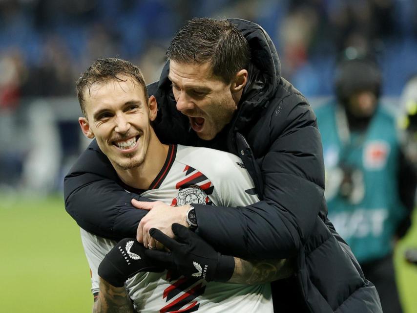 Alejandro Grimaldo y Xabi Alonso celebran una victoria del Bayer Leverkusen