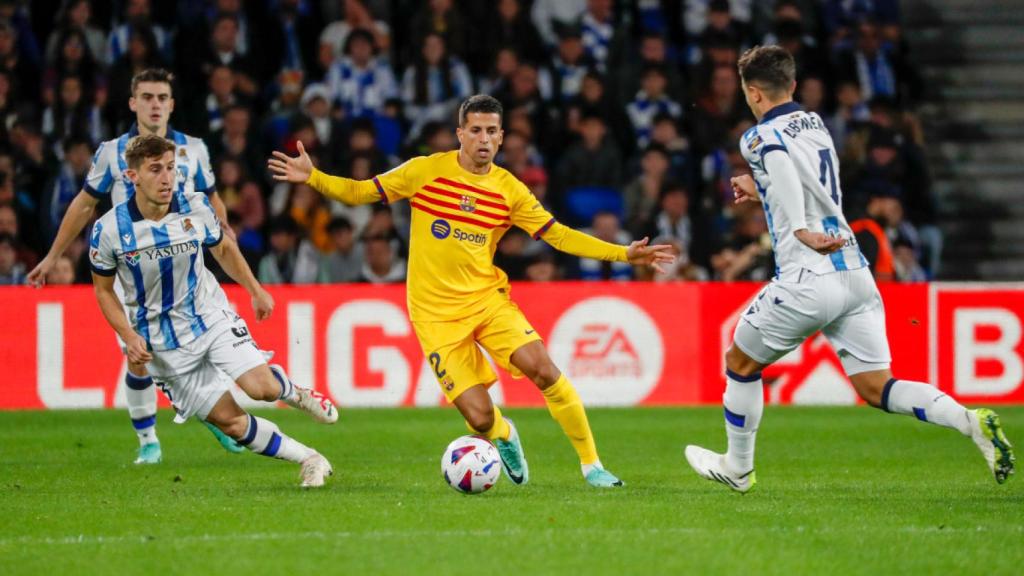 Joao Cancelo controla un balón contra la Real Sociedad en Liga