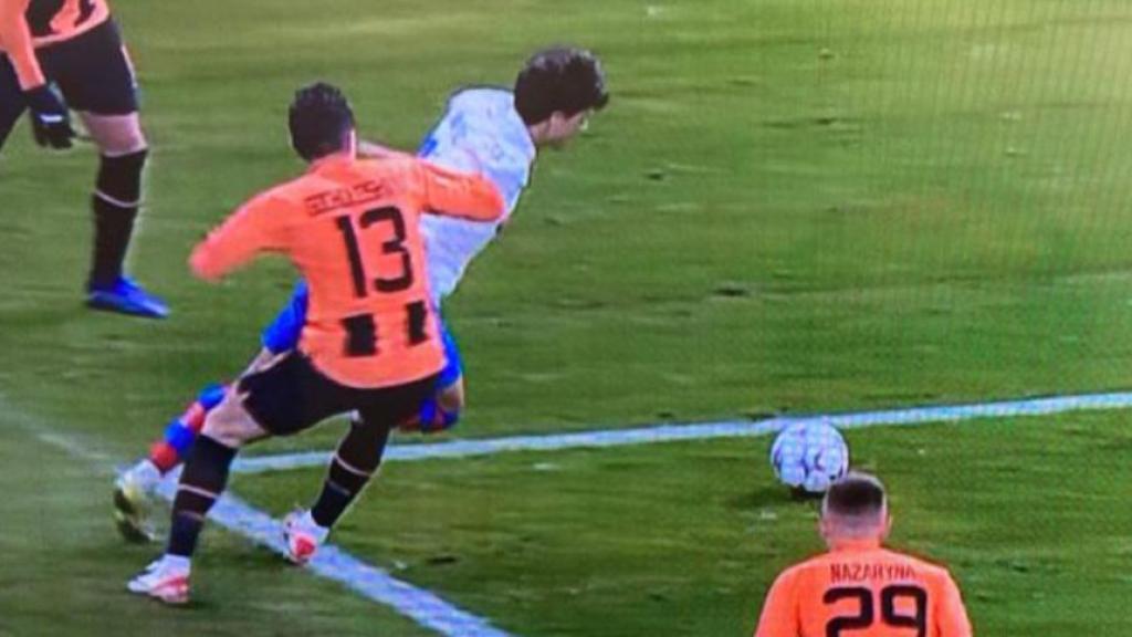 El penalti reclamado por Joao Félix en el Shakhtar-Barça