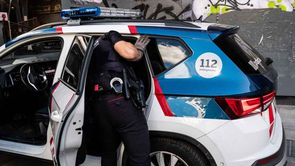 Un agente del Grup Titani de los mossos durante un patrullaje por Barcelona