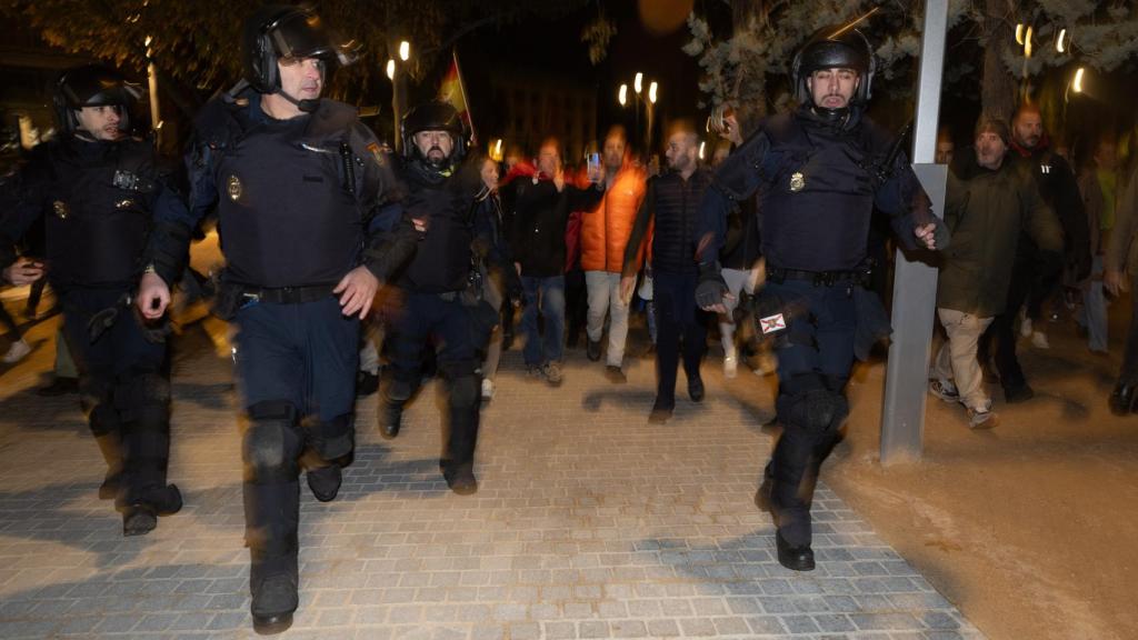 El líder de Desokupa, Dani Esteve (d) junto a decenas de personas en contra de la amnistía, se dirigen a la sede del PSOE en la calle Ferraz, a 7 de noviembre de 2023