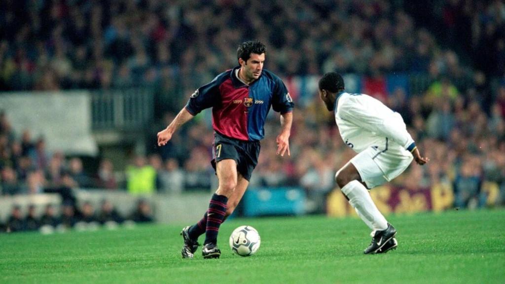 Figo, en un partido con el Barça