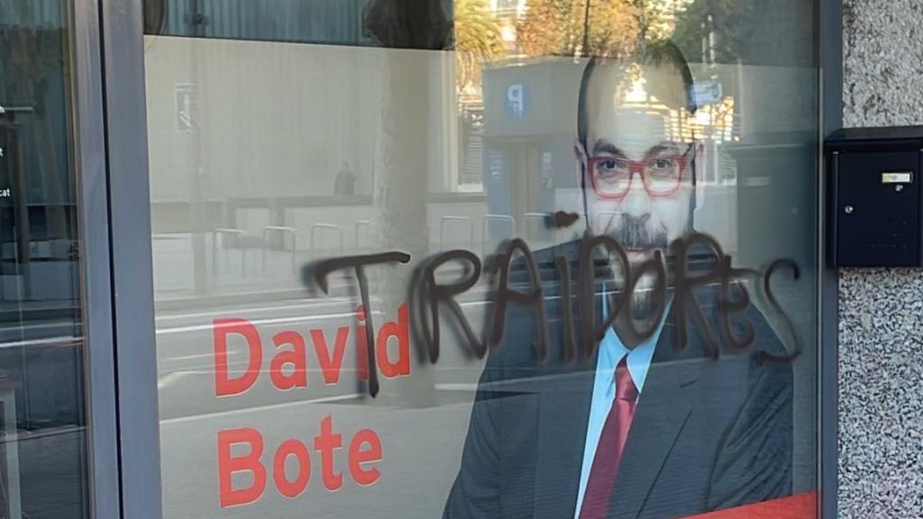 La sede del PSC en Mataró, pintada con la palabra Traidores