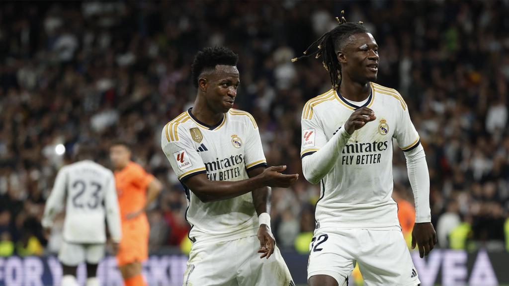La celebración de Vinicius y Camavinga en la goleada del Real Madrid contra el Valencia