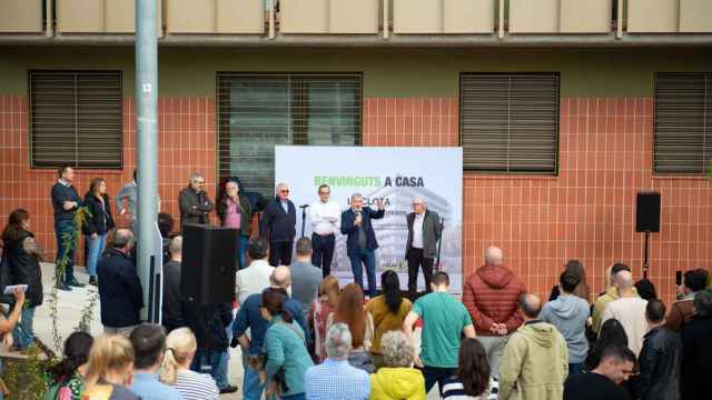Jaume Collboni en el edificio de vivienda asequible y protección oficial de la cooperativa Fem Ciutat en el barrio de La Clota