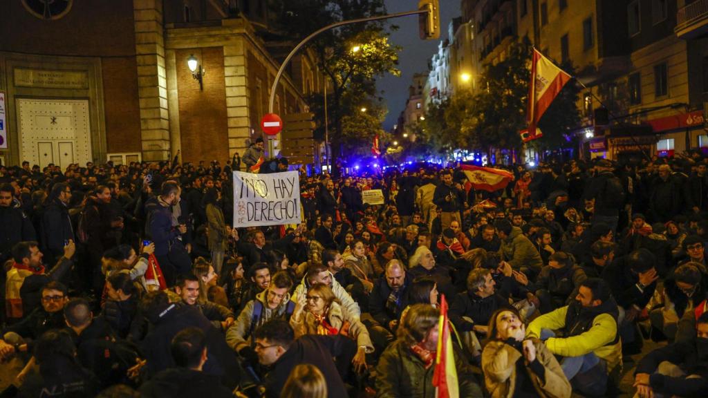 Imagen de una protesta contra la investidura y la amnistía en Ferraz