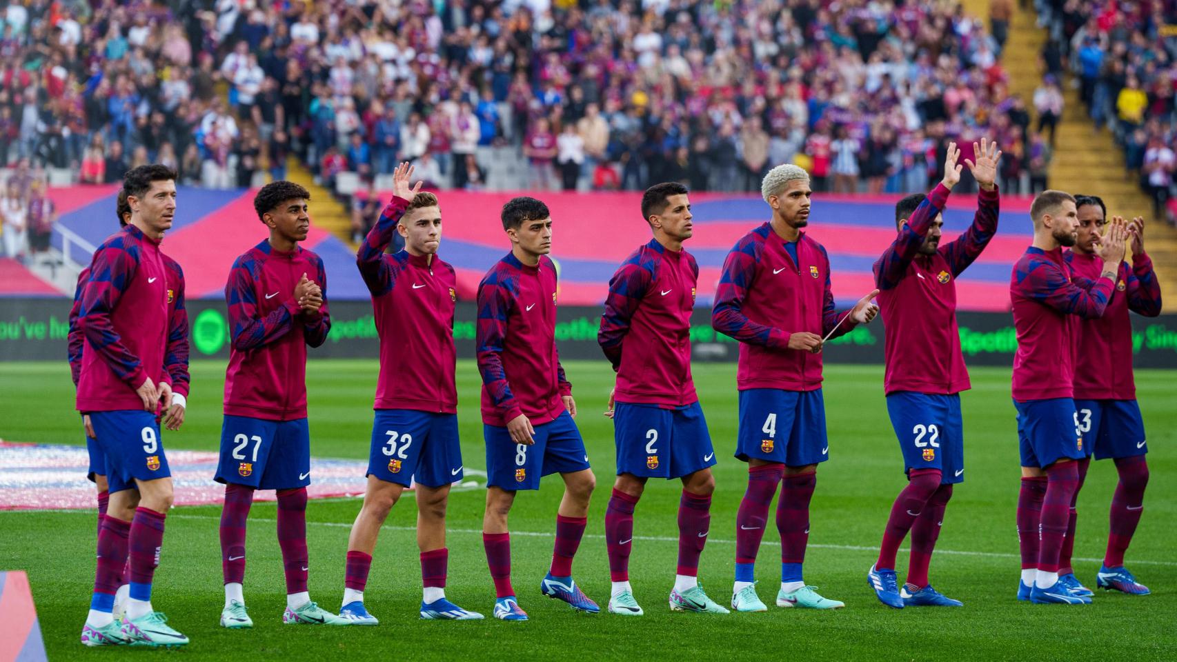 Los jugadores del Barça saltan al campo antes de medirse al Alavés en Montjuïc