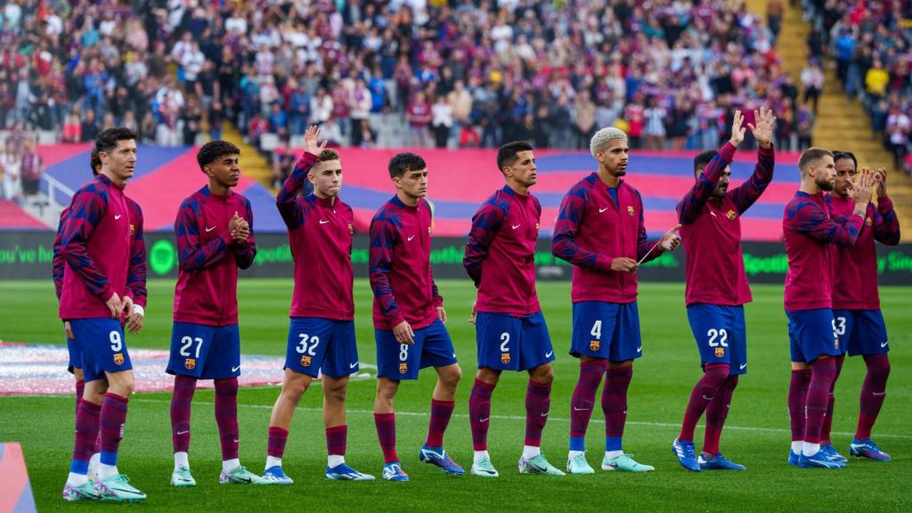 Los jugadores del Barça saltan al campo antes de medirse al Alavés en Montjuïc