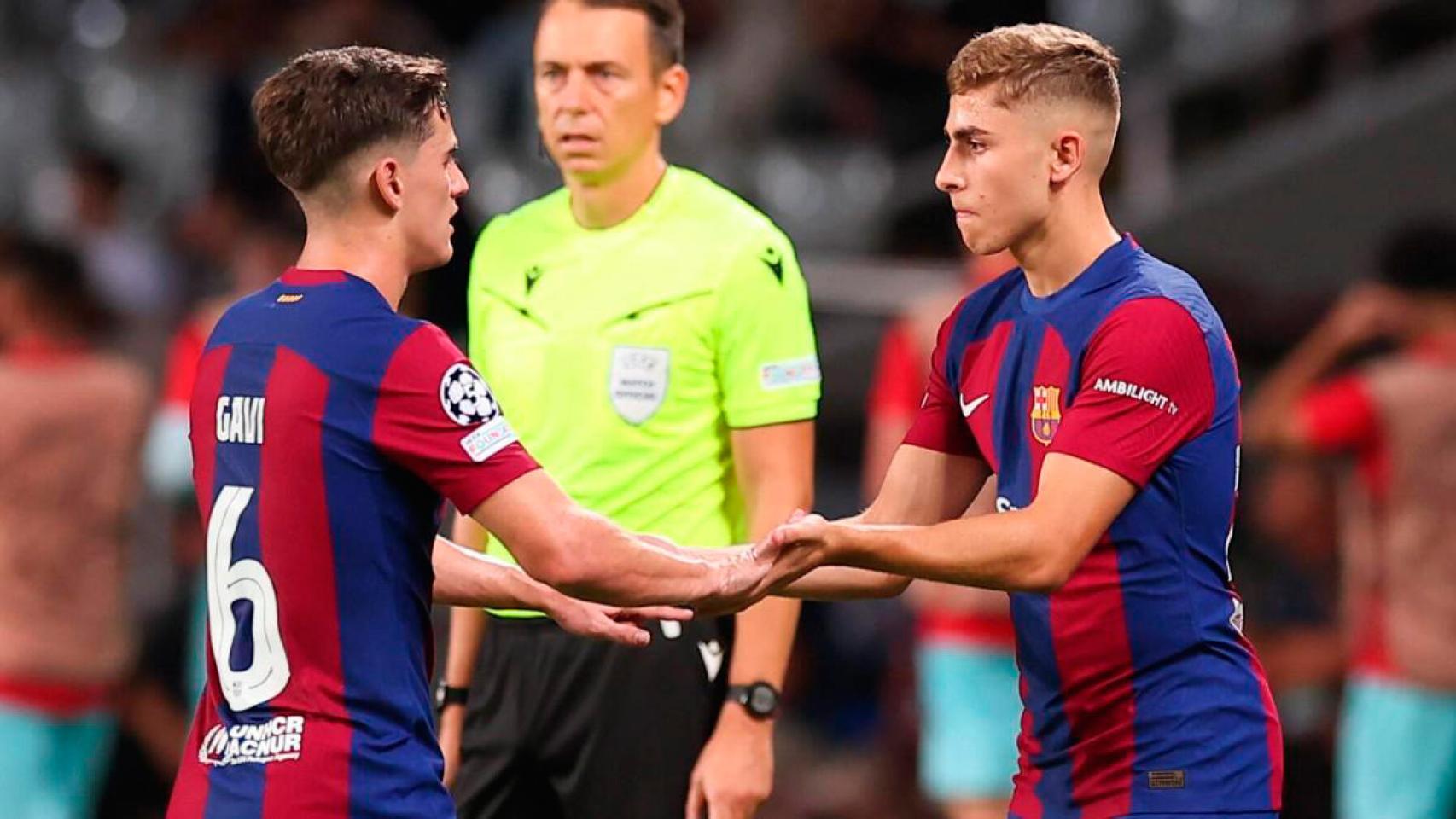 Fermín López entra al campo por Gavi en una imagen de archivo