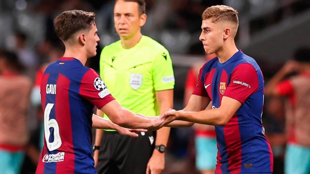 Fermín López entra al campo por Gavi en una imagen de archivo