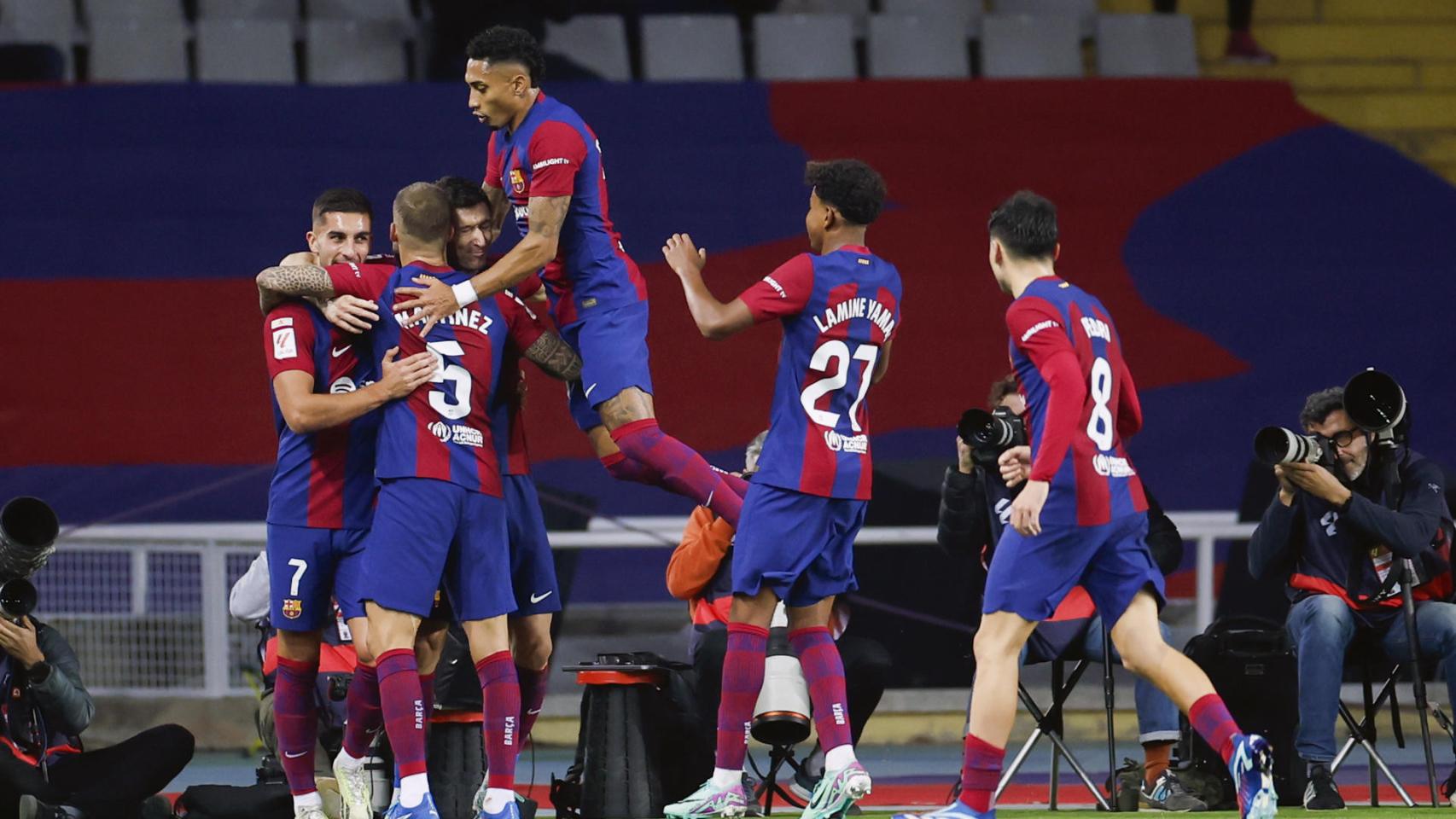 Los jugadores del Barça celebran el gol de la victoria contra el Alavés