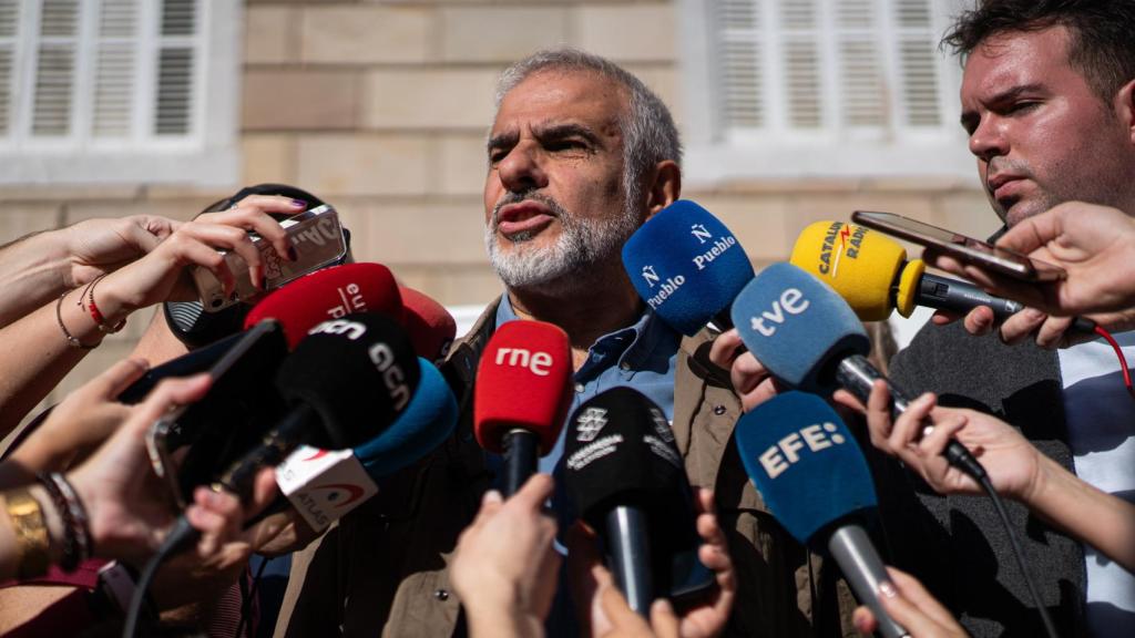 El líder de Cs en Cataluña, Carlos Carrizosa, minutos antes de participar en la protesta contra la amnistía en plaza Sant Jaume