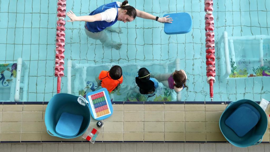 Niños en una piscina