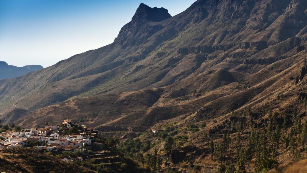 El blanco de las casas de Fataga contrasta con la aridez del barranco
