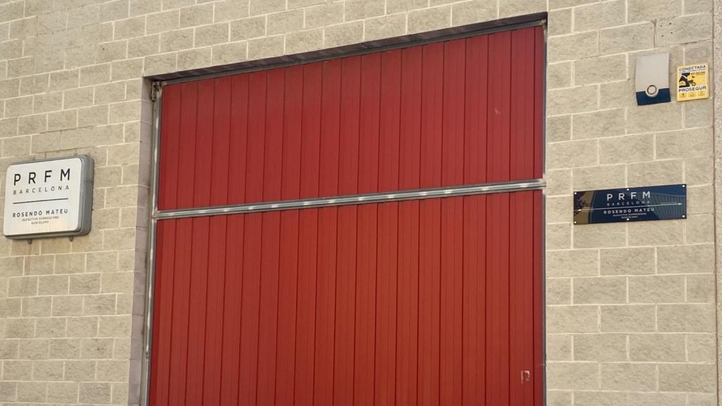 Entrada de la nave industrial asaltada en Mataró